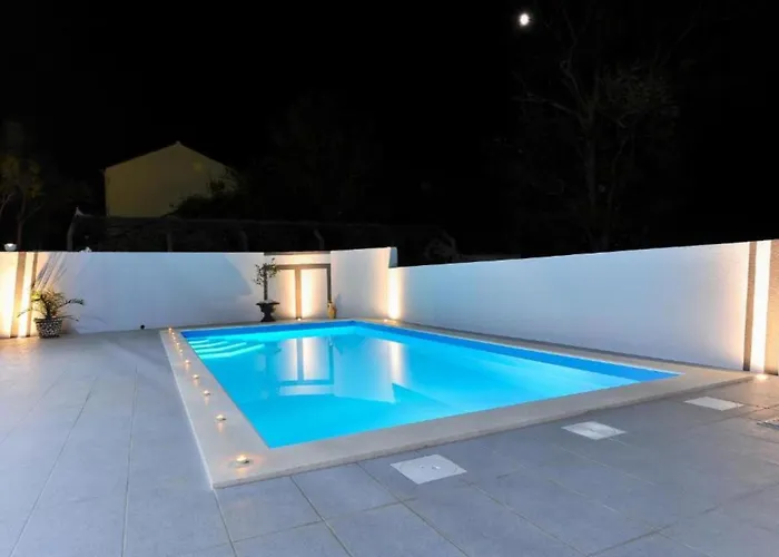 Adriatic With Pool * Privlaka (Zadar)
